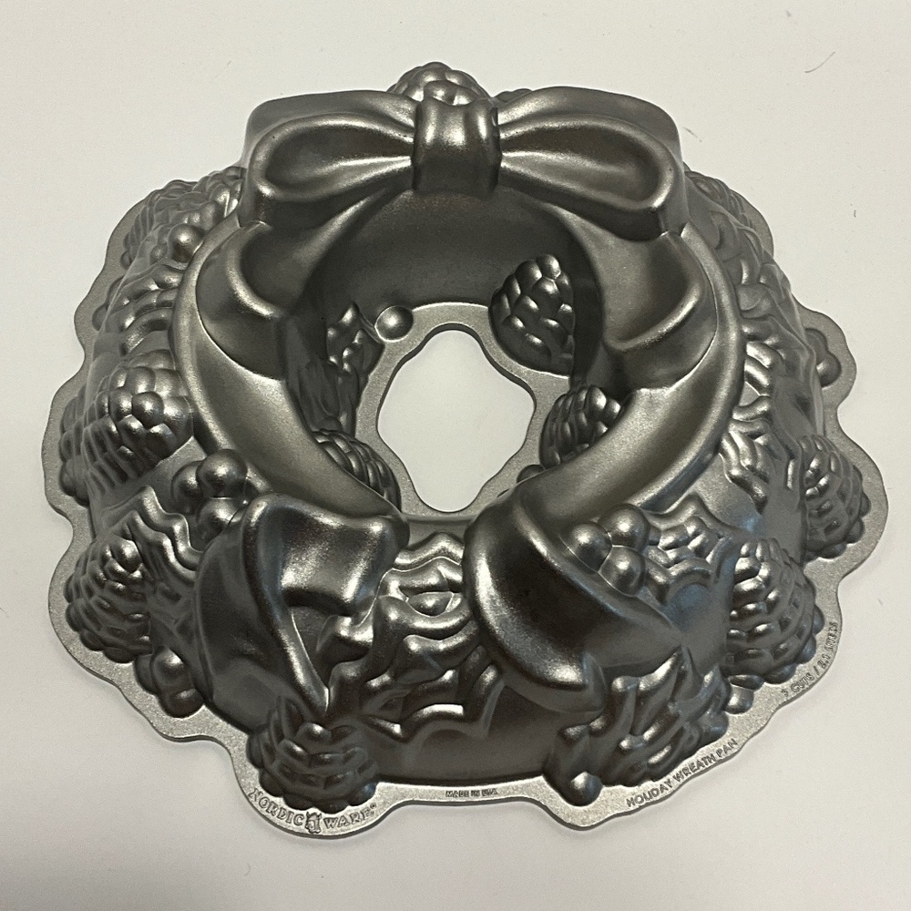 Nordicware Christmas Holiday Wreath Ribbon Bundt Cake Pan Pinecones Holly 9 cup